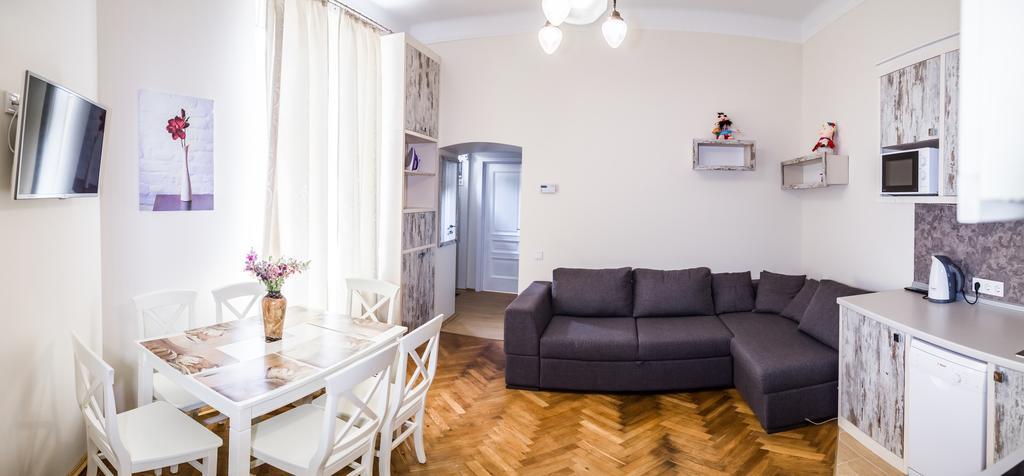 Apartments White House Lviv Kamer foto